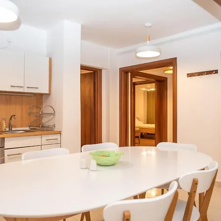 Classic Near The City Center Appartement *