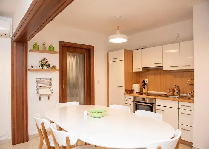 Classic Near The Center Apartment