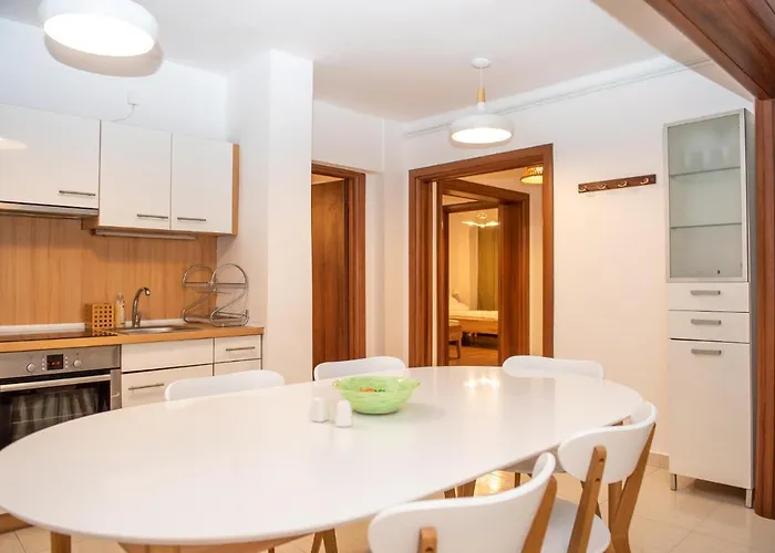 Classic Near The Center Apartment *